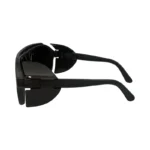 عینک ایمنی جوشکاری تک پلاست یکی از تجهیزات ضروری حفاظت فردی در محیط‌های صنعتی، کارگاهی و فنی است که با هدف محافظت از چشم‌ها در برابر نور شدید، جرقه‌ها، ذرات داغ و آسیب‌های ناشی از عملیات جوشکاری طراحی شده و به‌دلیل کیفیت ساخت مناسب و قیمت اقتصادی، گزینه‌ای پرکاربرد در میان جوشکاران حرفه‌ای و نیمه‌حرفه‌ای به‌شمار می‌رود. این عینک ایمنی به‌طور خاص برای مشاغلی طراحی شده است که با فرآیندهای جوشکاری، برش فلز، سنگ‌زنی و عملیات حرارتی سروکار دارند و نیازمند محافظتی مطمئن از چشم‌ها در برابر خطرات رایج این فعالیت‌ها هستند. لنز به‌کاررفته در عینک ایمنی جوشکاری تک پلاست معمولاً از جنس پلی‌کربنات مقاوم تولید می‌شود که استحکام بالایی در برابر ضربه، حرارت و ذرات پرتاب‌شونده دارد و می‌تواند از چشم‌ها در برابر جرقه‌های جوشکاری و خرده‌های فلز محافظت کند. این لنزها اغلب دارای رنگ تیره یا فیلتر مناسب برای کاهش شدت نور هستند و به جوشکار کمک می‌کنند تا بدون آسیب دیدن چشم‌ها، تمرکز و دید کافی در حین کار داشته باشد. کاهش خیرگی نور و جلوگیری از ورود اشعه‌های مضر به چشم از جمله مزایای مهم این نوع لنز محسوب می‌شود که نقش مهمی در پیشگیری از خستگی چشم و آسیب‌های بلندمدت ایفا می‌کند. طراحی فریم عینک ایمنی جوشکاری تک پلاست به‌صورت ارگونومیک انجام شده تا عینک به‌خوبی روی صورت بنشیند و در زمان انجام حرکات مختلف یا کارهای سنگین، از جای خود جابه‌جا نشود. فریم معمولاً از پلاستیک مقاوم و سبک ساخته می‌شود که علاوه بر دوام مناسب، وزن کمی دارد و امکان استفاده طولانی‌مدت را بدون ایجاد فشار یا ناراحتی فراهم می‌کند. دسته‌های عینک نیز به‌گونه‌ای طراحی شده‌اند که بدون ایجاد اذیت روی گوش‌ها و شقیقه‌ها، ثبات خوبی ایجاد کنند و برای استفاده مداوم در شیفت‌های کاری طولانی مناسب باشند. عینک ایمنی جوشکاری تک پلاست به‌گونه‌ای طراحی شده که با سایر تجهیزات حفاظت فردی مانند ماسک جوشکاری، کلاه ایمنی و دستکش‌های صنعتی قابل استفاده باشد و مانعی برای عملکرد این تجهیزات ایجاد نکند. این ویژگی به‌خصوص در محیط‌هایی که رعایت الزامات ایمنی چندلایه ضروری است اهمیت زیادی دارد و باعث می‌شود کاربر بتواند به‌صورت کامل از تجهیزات ایمنی استفاده کند. کاربرد این عینک محدود به جوشکاری نیست و در فعالیت‌هایی مانند برش فلز، سنگ‌زنی، تراشکاری و فعالیت‌هایی که با جرقه یا ذرات داغ همراه هستند نیز می‌تواند مورد استفاده قرار گیرد. نگهداری و تمیزکاری عینک ایمنی جوشکاری تک پلاست بسیار ساده است و لنز آن به‌راحتی با دستمال نرم یا مواد شوینده ملایم تمیز می‌شود بدون آنکه کیفیت دید کاهش یابد یا سطح لنز دچار آسیب شود. قیمت مقرون‌به‌صرفه این عینک در کنار عملکرد مناسب باعث شده گزینه‌ای محبوب برای تهیه عمده در کارگاه‌ها، کارخانه‌ها، پروژه‌های ساختمانی و صنعتی باشد. این موضوع به کارفرمایان اجازه می‌دهد تا با هزینه منطقی، سطح ایمنی نیروی کار را افزایش دهند. در مجموع، عینک ایمنی جوشکاری تک پلاست با برخورداری از لنز مقاوم، طراحی ارگونومیک، سازگاری با سایر تجهیزات ایمنی و قیمت اقتصادی، انتخابی مناسب و کاربردی برای محافظت از چشم‌ها در عملیات جوشکاری و فعالیت‌های مرتبط صنعتی محسوب می‌شود و می‌تواند نقش مؤثری در کاهش خطرات شغلی و افزایش ایمنی محیط کار ایفا کند.