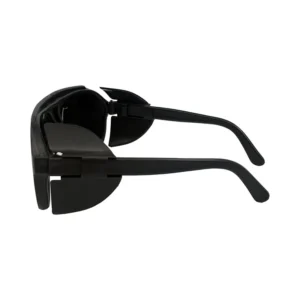 عینک ایمنی جوشکاری تک پلاست یکی از تجهیزات ضروری حفاظت فردی در محیط‌های صنعتی، کارگاهی و فنی است که با هدف محافظت از چشم‌ها در برابر نور شدید، جرقه‌ها، ذرات داغ و آسیب‌های ناشی از عملیات جوشکاری طراحی شده و به‌دلیل کیفیت ساخت مناسب و قیمت اقتصادی، گزینه‌ای پرکاربرد در میان جوشکاران حرفه‌ای و نیمه‌حرفه‌ای به‌شمار می‌رود. این عینک ایمنی به‌طور خاص برای مشاغلی طراحی شده است که با فرآیندهای جوشکاری، برش فلز، سنگ‌زنی و عملیات حرارتی سروکار دارند و نیازمند محافظتی مطمئن از چشم‌ها در برابر خطرات رایج این فعالیت‌ها هستند. لنز به‌کاررفته در عینک ایمنی جوشکاری تک پلاست معمولاً از جنس پلی‌کربنات مقاوم تولید می‌شود که استحکام بالایی در برابر ضربه، حرارت و ذرات پرتاب‌شونده دارد و می‌تواند از چشم‌ها در برابر جرقه‌های جوشکاری و خرده‌های فلز محافظت کند. این لنزها اغلب دارای رنگ تیره یا فیلتر مناسب برای کاهش شدت نور هستند و به جوشکار کمک می‌کنند تا بدون آسیب دیدن چشم‌ها، تمرکز و دید کافی در حین کار داشته باشد. کاهش خیرگی نور و جلوگیری از ورود اشعه‌های مضر به چشم از جمله مزایای مهم این نوع لنز محسوب می‌شود که نقش مهمی در پیشگیری از خستگی چشم و آسیب‌های بلندمدت ایفا می‌کند. طراحی فریم عینک ایمنی جوشکاری تک پلاست به‌صورت ارگونومیک انجام شده تا عینک به‌خوبی روی صورت بنشیند و در زمان انجام حرکات مختلف یا کارهای سنگین، از جای خود جابه‌جا نشود. فریم معمولاً از پلاستیک مقاوم و سبک ساخته می‌شود که علاوه بر دوام مناسب، وزن کمی دارد و امکان استفاده طولانی‌مدت را بدون ایجاد فشار یا ناراحتی فراهم می‌کند. دسته‌های عینک نیز به‌گونه‌ای طراحی شده‌اند که بدون ایجاد اذیت روی گوش‌ها و شقیقه‌ها، ثبات خوبی ایجاد کنند و برای استفاده مداوم در شیفت‌های کاری طولانی مناسب باشند. عینک ایمنی جوشکاری تک پلاست به‌گونه‌ای طراحی شده که با سایر تجهیزات حفاظت فردی مانند ماسک جوشکاری، کلاه ایمنی و دستکش‌های صنعتی قابل استفاده باشد و مانعی برای عملکرد این تجهیزات ایجاد نکند. این ویژگی به‌خصوص در محیط‌هایی که رعایت الزامات ایمنی چندلایه ضروری است اهمیت زیادی دارد و باعث می‌شود کاربر بتواند به‌صورت کامل از تجهیزات ایمنی استفاده کند. کاربرد این عینک محدود به جوشکاری نیست و در فعالیت‌هایی مانند برش فلز، سنگ‌زنی، تراشکاری و فعالیت‌هایی که با جرقه یا ذرات داغ همراه هستند نیز می‌تواند مورد استفاده قرار گیرد. نگهداری و تمیزکاری عینک ایمنی جوشکاری تک پلاست بسیار ساده است و لنز آن به‌راحتی با دستمال نرم یا مواد شوینده ملایم تمیز می‌شود بدون آنکه کیفیت دید کاهش یابد یا سطح لنز دچار آسیب شود. قیمت مقرون‌به‌صرفه این عینک در کنار عملکرد مناسب باعث شده گزینه‌ای محبوب برای تهیه عمده در کارگاه‌ها، کارخانه‌ها، پروژه‌های ساختمانی و صنعتی باشد. این موضوع به کارفرمایان اجازه می‌دهد تا با هزینه منطقی، سطح ایمنی نیروی کار را افزایش دهند. در مجموع، عینک ایمنی جوشکاری تک پلاست با برخورداری از لنز مقاوم، طراحی ارگونومیک، سازگاری با سایر تجهیزات ایمنی و قیمت اقتصادی، انتخابی مناسب و کاربردی برای محافظت از چشم‌ها در عملیات جوشکاری و فعالیت‌های مرتبط صنعتی محسوب می‌شود و می‌تواند نقش مؤثری در کاهش خطرات شغلی و افزایش ایمنی محیط کار ایفا کند.