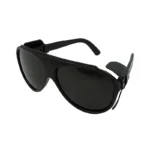 عینک ایمنی جوشکاری تک پلاست یکی از تجهیزات ضروری حفاظت فردی در محیط‌های صنعتی، کارگاهی و فنی است که با هدف محافظت از چشم‌ها در برابر نور شدید، جرقه‌ها، ذرات داغ و آسیب‌های ناشی از عملیات جوشکاری طراحی شده و به‌دلیل کیفیت ساخت مناسب و قیمت اقتصادی، گزینه‌ای پرکاربرد در میان جوشکاران حرفه‌ای و نیمه‌حرفه‌ای به‌شمار می‌رود. این عینک ایمنی به‌طور خاص برای مشاغلی طراحی شده است که با فرآیندهای جوشکاری، برش فلز، سنگ‌زنی و عملیات حرارتی سروکار دارند و نیازمند محافظتی مطمئن از چشم‌ها در برابر خطرات رایج این فعالیت‌ها هستند. لنز به‌کاررفته در عینک ایمنی جوشکاری تک پلاست معمولاً از جنس پلی‌کربنات مقاوم تولید می‌شود که استحکام بالایی در برابر ضربه، حرارت و ذرات پرتاب‌شونده دارد و می‌تواند از چشم‌ها در برابر جرقه‌های جوشکاری و خرده‌های فلز محافظت کند. این لنزها اغلب دارای رنگ تیره یا فیلتر مناسب برای کاهش شدت نور هستند و به جوشکار کمک می‌کنند تا بدون آسیب دیدن چشم‌ها، تمرکز و دید کافی در حین کار داشته باشد. کاهش خیرگی نور و جلوگیری از ورود اشعه‌های مضر به چشم از جمله مزایای مهم این نوع لنز محسوب می‌شود که نقش مهمی در پیشگیری از خستگی چشم و آسیب‌های بلندمدت ایفا می‌کند. طراحی فریم عینک ایمنی جوشکاری تک پلاست به‌صورت ارگونومیک انجام شده تا عینک به‌خوبی روی صورت بنشیند و در زمان انجام حرکات مختلف یا کارهای سنگین، از جای خود جابه‌جا نشود. فریم معمولاً از پلاستیک مقاوم و سبک ساخته می‌شود که علاوه بر دوام مناسب، وزن کمی دارد و امکان استفاده طولانی‌مدت را بدون ایجاد فشار یا ناراحتی فراهم می‌کند. دسته‌های عینک نیز به‌گونه‌ای طراحی شده‌اند که بدون ایجاد اذیت روی گوش‌ها و شقیقه‌ها، ثبات خوبی ایجاد کنند و برای استفاده مداوم در شیفت‌های کاری طولانی مناسب باشند. عینک ایمنی جوشکاری تک پلاست به‌گونه‌ای طراحی شده که با سایر تجهیزات حفاظت فردی مانند ماسک جوشکاری، کلاه ایمنی و دستکش‌های صنعتی قابل استفاده باشد و مانعی برای عملکرد این تجهیزات ایجاد نکند. این ویژگی به‌خصوص در محیط‌هایی که رعایت الزامات ایمنی چندلایه ضروری است اهمیت زیادی دارد و باعث می‌شود کاربر بتواند به‌صورت کامل از تجهیزات ایمنی استفاده کند. کاربرد این عینک محدود به جوشکاری نیست و در فعالیت‌هایی مانند برش فلز، سنگ‌زنی، تراشکاری و فعالیت‌هایی که با جرقه یا ذرات داغ همراه هستند نیز می‌تواند مورد استفاده قرار گیرد. نگهداری و تمیزکاری عینک ایمنی جوشکاری تک پلاست بسیار ساده است و لنز آن به‌راحتی با دستمال نرم یا مواد شوینده ملایم تمیز می‌شود بدون آنکه کیفیت دید کاهش یابد یا سطح لنز دچار آسیب شود. قیمت مقرون‌به‌صرفه این عینک در کنار عملکرد مناسب باعث شده گزینه‌ای محبوب برای تهیه عمده در کارگاه‌ها، کارخانه‌ها، پروژه‌های ساختمانی و صنعتی باشد. این موضوع به کارفرمایان اجازه می‌دهد تا با هزینه منطقی، سطح ایمنی نیروی کار را افزایش دهند. در مجموع، عینک ایمنی جوشکاری تک پلاست با برخورداری از لنز مقاوم، طراحی ارگونومیک، سازگاری با سایر تجهیزات ایمنی و قیمت اقتصادی، انتخابی مناسب و کاربردی برای محافظت از چشم‌ها در عملیات جوشکاری و فعالیت‌های مرتبط صنعتی محسوب می‌شود و می‌تواند نقش مؤثری در کاهش خطرات شغلی و افزایش ایمنی محیط کار ایفا کند.