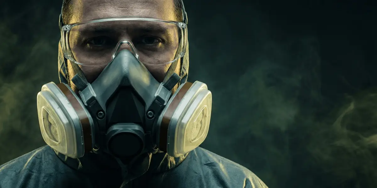 کارگر ساختمانی با ماسک ضد گرد و غبار FFP2